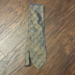 Gold, black square tie
Pavone 
100%silk